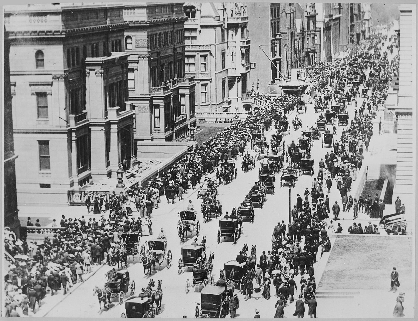 Black-and-white photo of Fifth Avenue, New York, on Easter morning 1900, crowded with horse-drawn carriages and pedestrians.